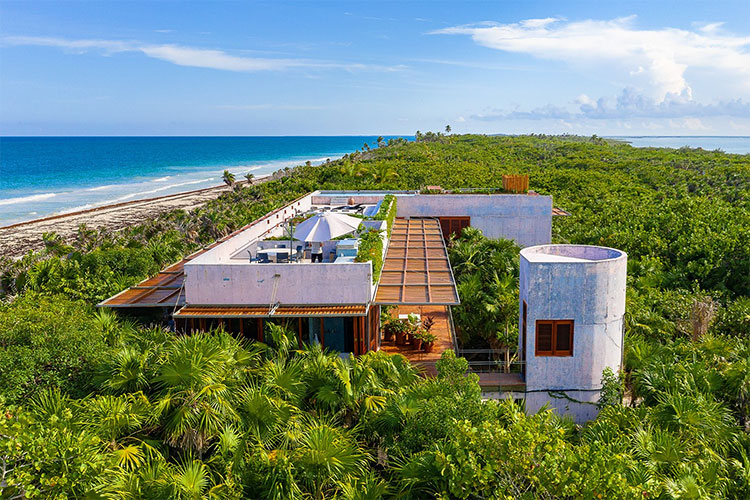 Casa Bautista is set in the midst of lush tropical jungle &copy; Productora