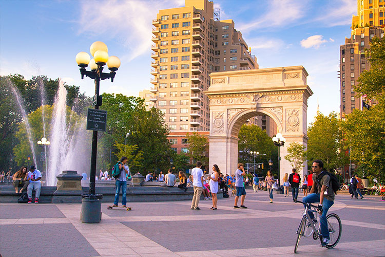 States such as New York are still imposing quarantine rules for travelers &copy;Shutterstock