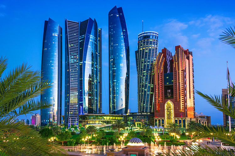 Visitors in Abu Dhabi will have to wear quarantine-tracking bracelets &copy; monticello / Shutterstock