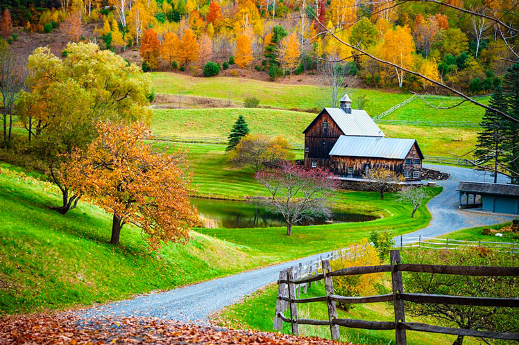 Hard to find anything as picturesque as an autumn road trip in Vermont &copy;Tibu/Getty Images