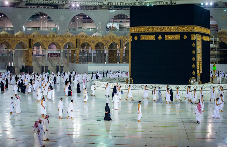 Pilgrims taking part in the socially distanced year-round Umrah pilgrimage &copy; Saudi Ministry of Hajj and Umra / AFP via Getty Images