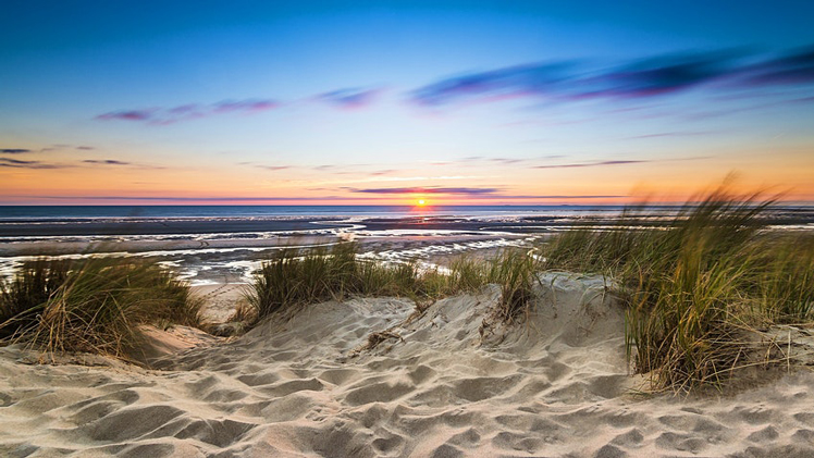 Michigan has white sand beaches for miles, and the best sunsets on mainland USA &copy; Shutterstock / Delcroix Romain
