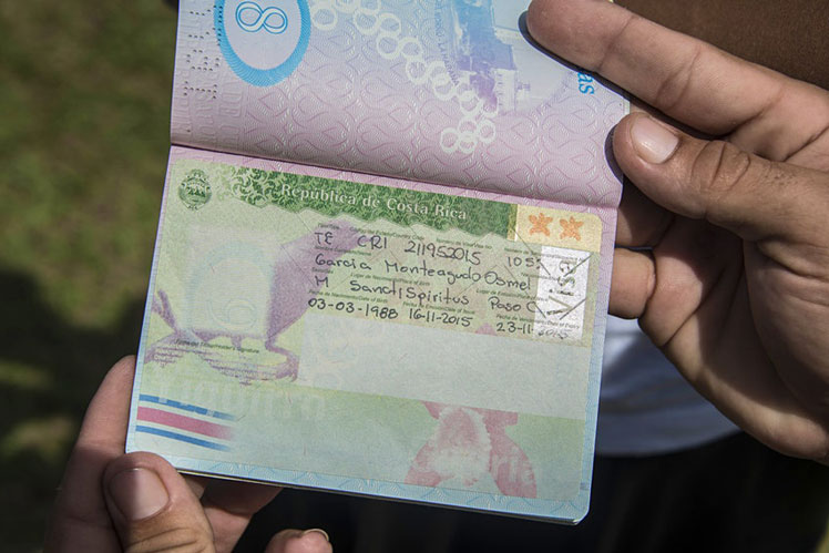 A man shows his passport with the Costa Rican visa in a shelter in the town of La Cruz in Guanacaste near the border with Nicaragua &copy; AFP via Getty Images