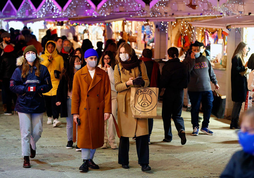Visitors wearing protective face masks visit the Christmas market in Tuileries Garden in Paris &copy; Chesnot/Getty Images