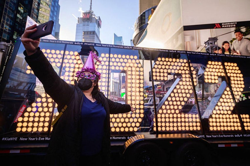 As the US gears up for scaled back NYE celebrations, the CDC has relaxed COVID-19 quarantine requirements &copy; Ed Jones / Getty Images