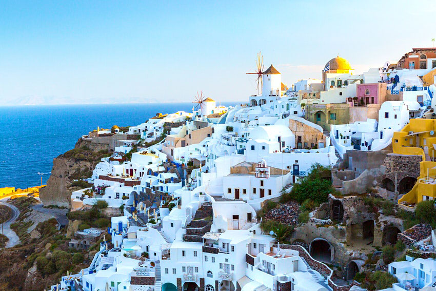 Greece expects its summer travel season to start earlier than ever in 2022 &copy; Aleh Varanishcha/Getty Images