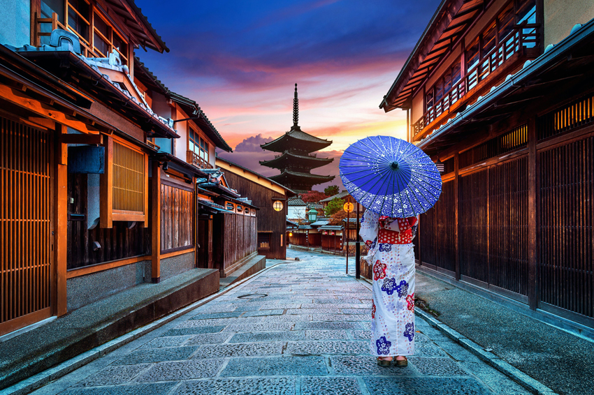 Woman wearing a traditional Japanese kimono at Yasaka Pagoda and Sannen Zaka Street during sunrise &copy; Guitar photographer / Shutterstock