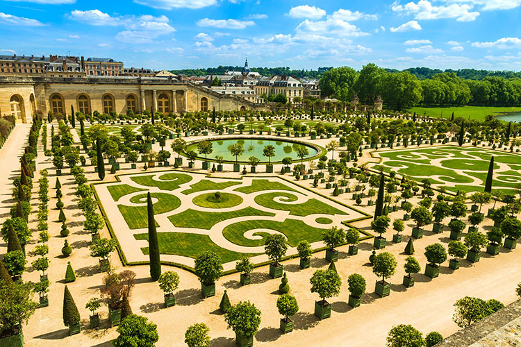 Ch&acirc;teau de Versailles is open again to visitors &copy; PhotoFires/Alamy Stock Photo