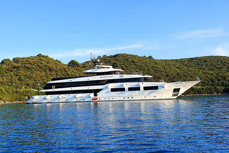 Guests can explore the country from a private luxury boat &copy; Cruise Croatia